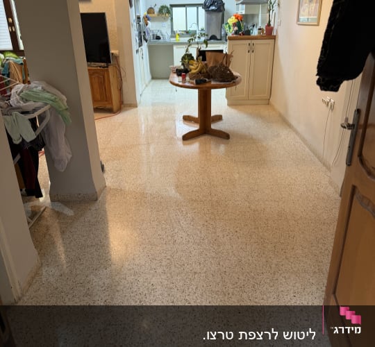 רצפה נקייה ומבריקה במטבח ובסלון